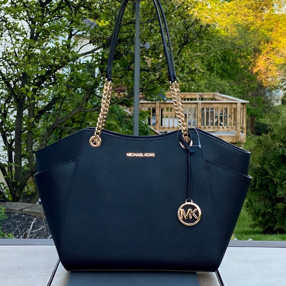 Michael Kors Handbags - NWT Michael Kors Jet Set Chain Shoulder Tote